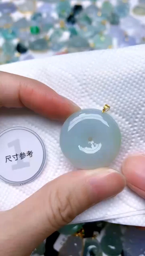 颈饰18K金镶嵌翡翠天然A货翡翠