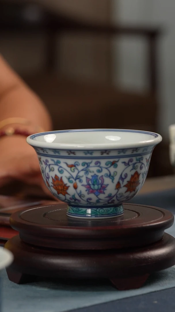瓶斗彩缠枝莲狮心压手杯