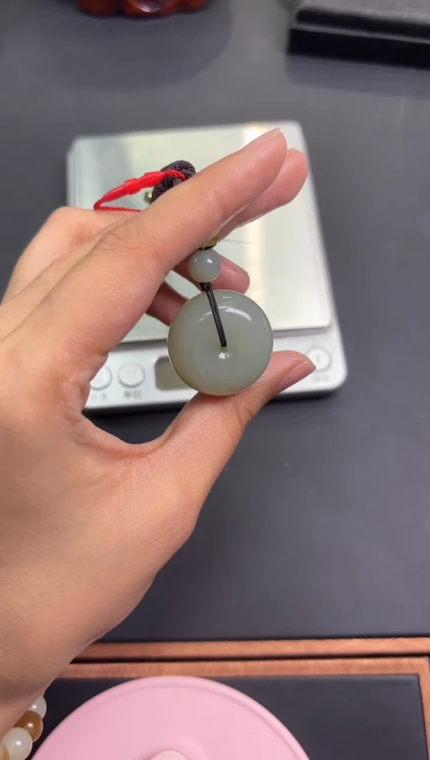 【闪购商品】和田玉吊坠(赠链)未镶嵌且末微色差近矿吊坠