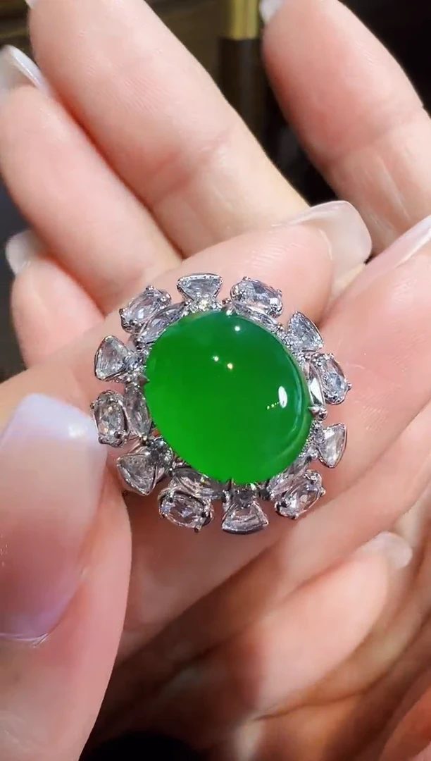 18K金镶嵌戒指翡翠蛋面