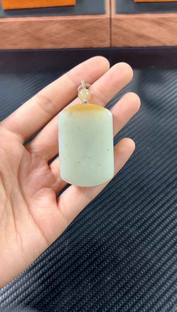 吊坠(赠链)未镶嵌和田玉且末微色差近矿二号矿