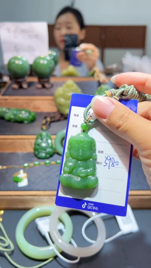 颈饰未镶嵌和田玉（碧玉）1