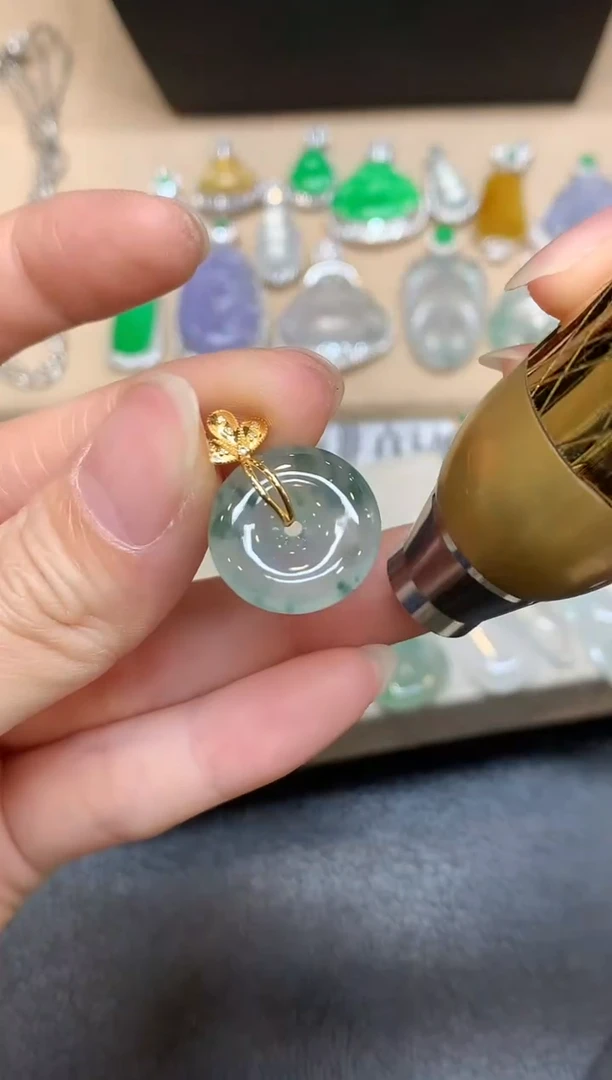 颈饰18K金镶嵌翡翠平安扣【无服务费