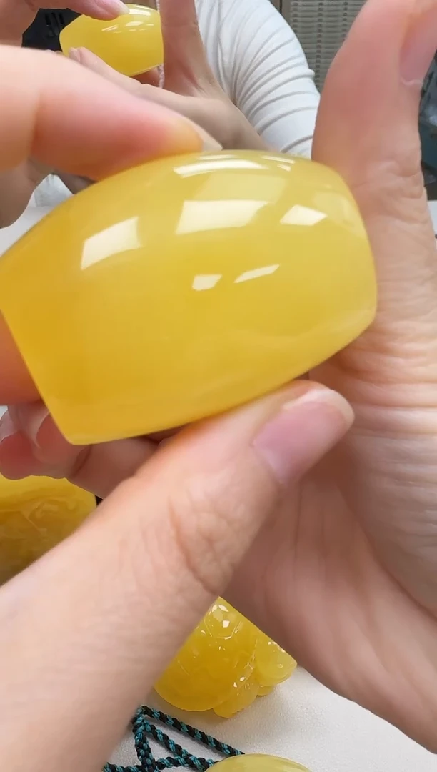 未镶嵌琥珀裸石如图