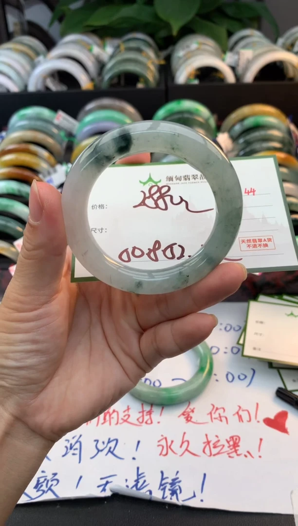 未镶嵌定制翡翠毛货需精细抛光+多人