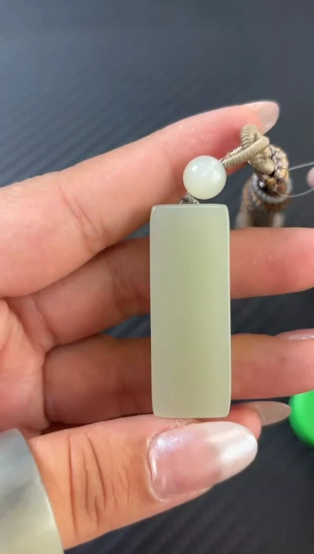 和田玉未镶嵌吊坠(赠链)且末微色差迪克兰一细吊坠
