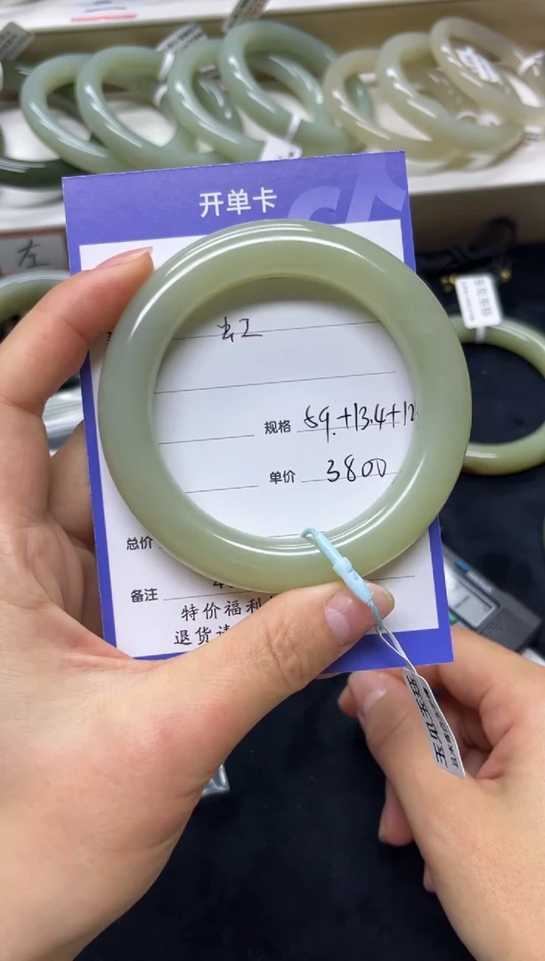 未镶嵌手镯和田玉虹和田玉且末手镯