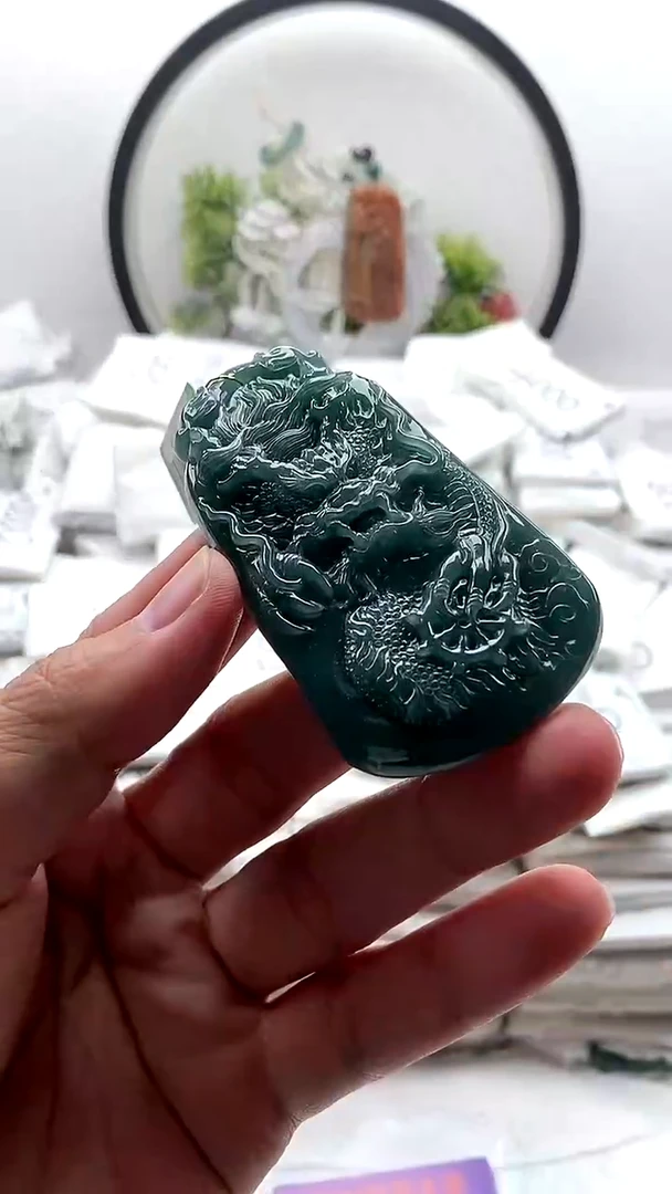 颈饰未镶嵌翡翠龙牌