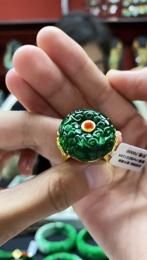 颈饰未镶嵌翡翠戒指