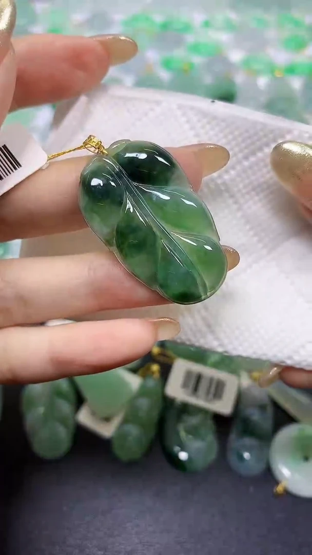 颈饰18K金镶嵌翡翠A货