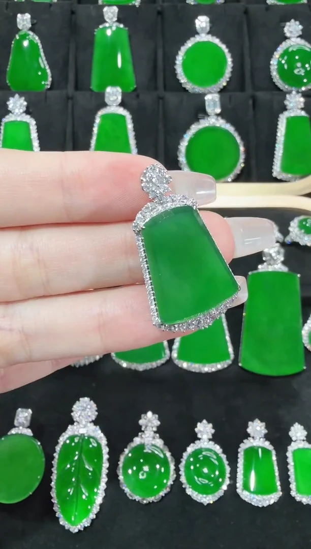 颈饰18K金镶嵌翡翠无事牌天然A货翡翠72h鉴赏期