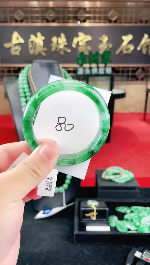 未镶嵌手镯石英质玉（非洲翠）微瑕一经发货运费不退介意勿拍
