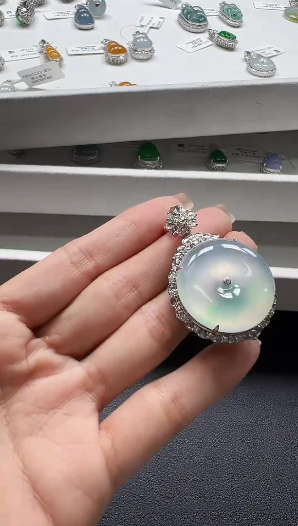 颈饰18K金镶嵌翡翠KWQJ1108-011