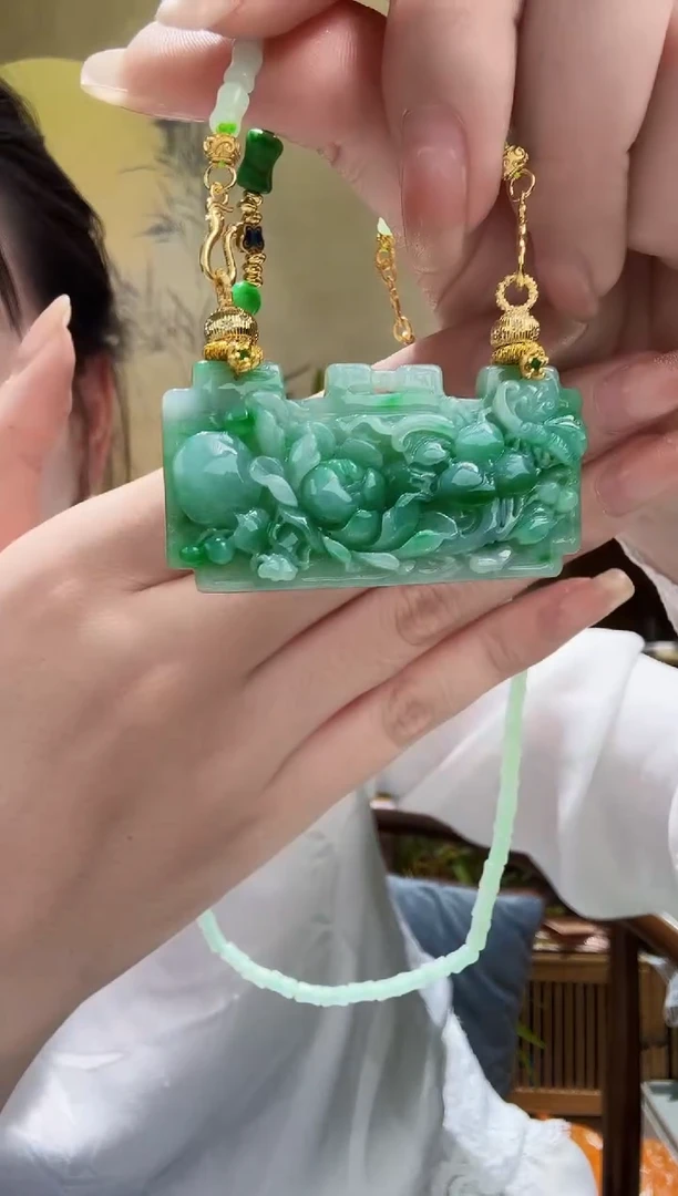 颈饰未镶嵌翡翠吊坠