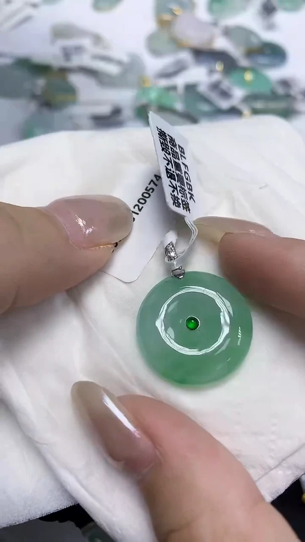 翡翠18K金镶嵌颈饰天然缅甸翡翠A货