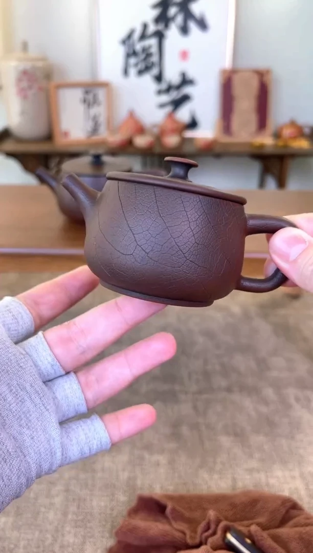 100菩提纹汉瓦1个，小杯1个。