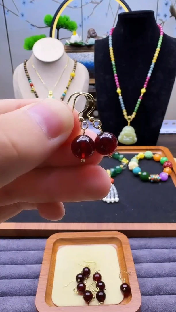 14K金镶嵌血珀耳饰E29