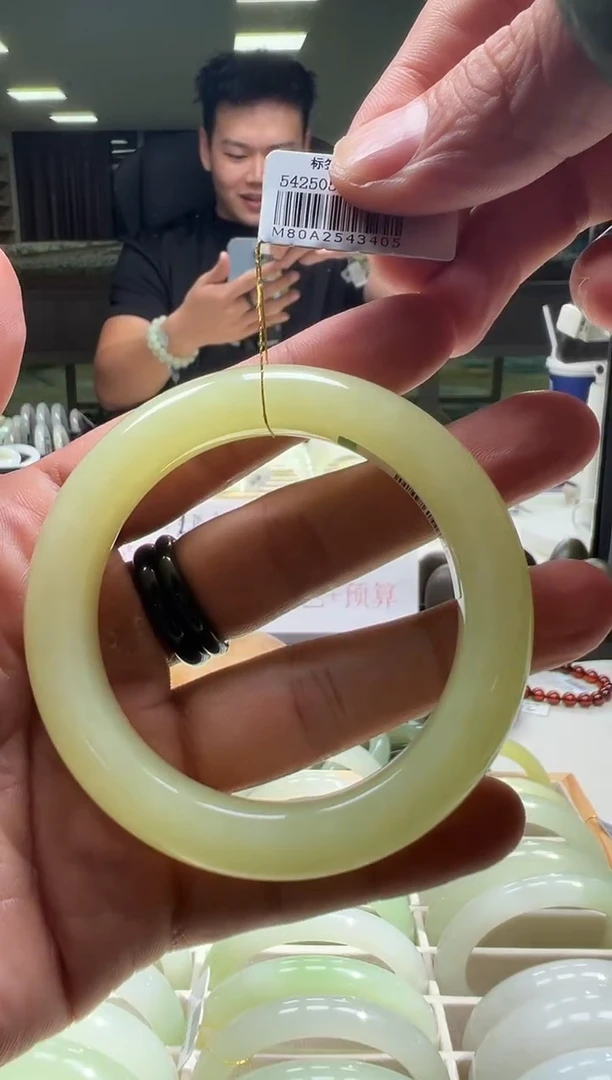 和田玉手镯未镶嵌【老卢徒弟放漏款】53-54圈，3405