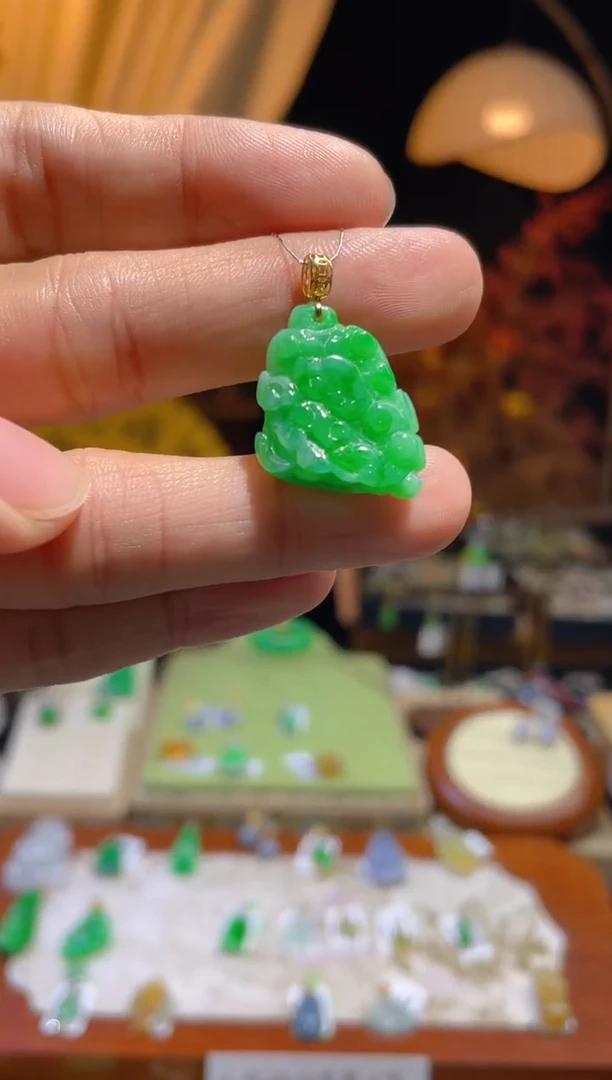 翡翠18K金镶嵌颈饰白菜