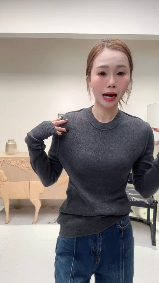 灰黑色U领宽松丝光羊毛上衣