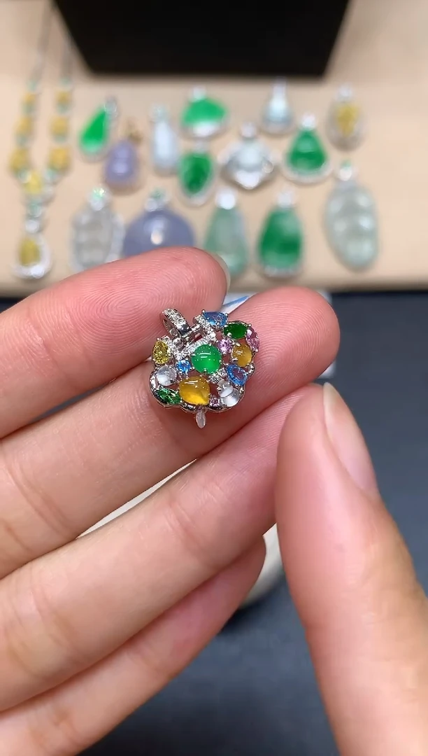 颈饰18K金镶嵌翡翠多宝【无服务费