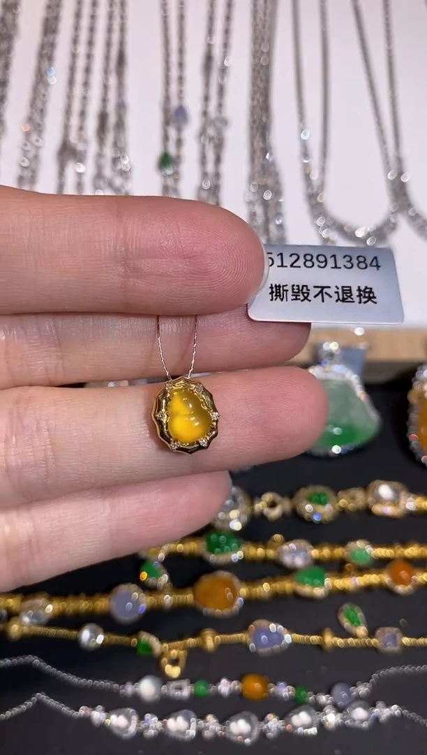 颈饰18K金镶嵌翡翠吊坠