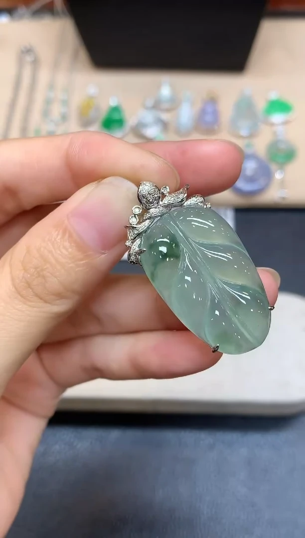 颈饰18K金镶嵌翡翠树叶【无服务费