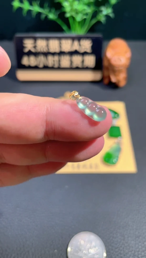 颈饰18K金镶嵌翡翠翡翠