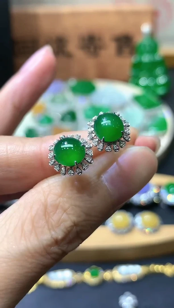 18K金镶嵌翡翠耳饰团购