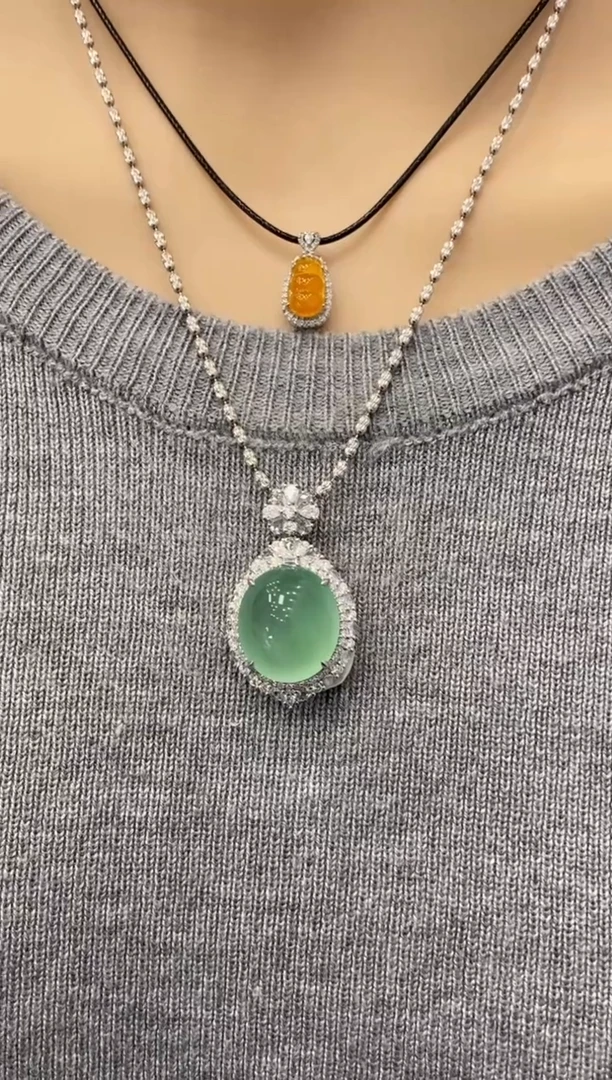 颈饰18K金镶嵌翡翠收到货48小时鉴赏期（超时不退不换）