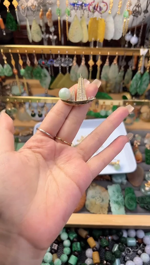 翡翠未镶嵌胸饰翡翠