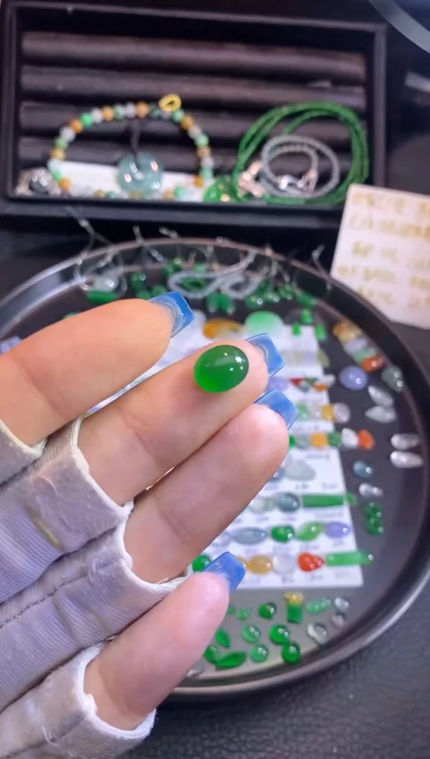 翡翠挂件未镶嵌蛋面