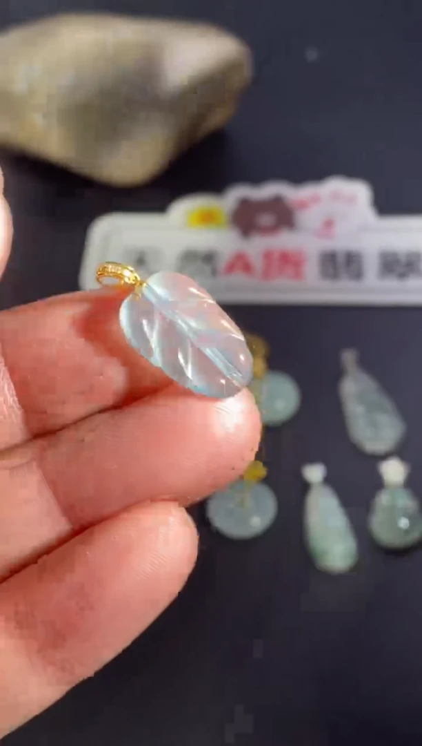 颈饰18K金镶嵌翡翠