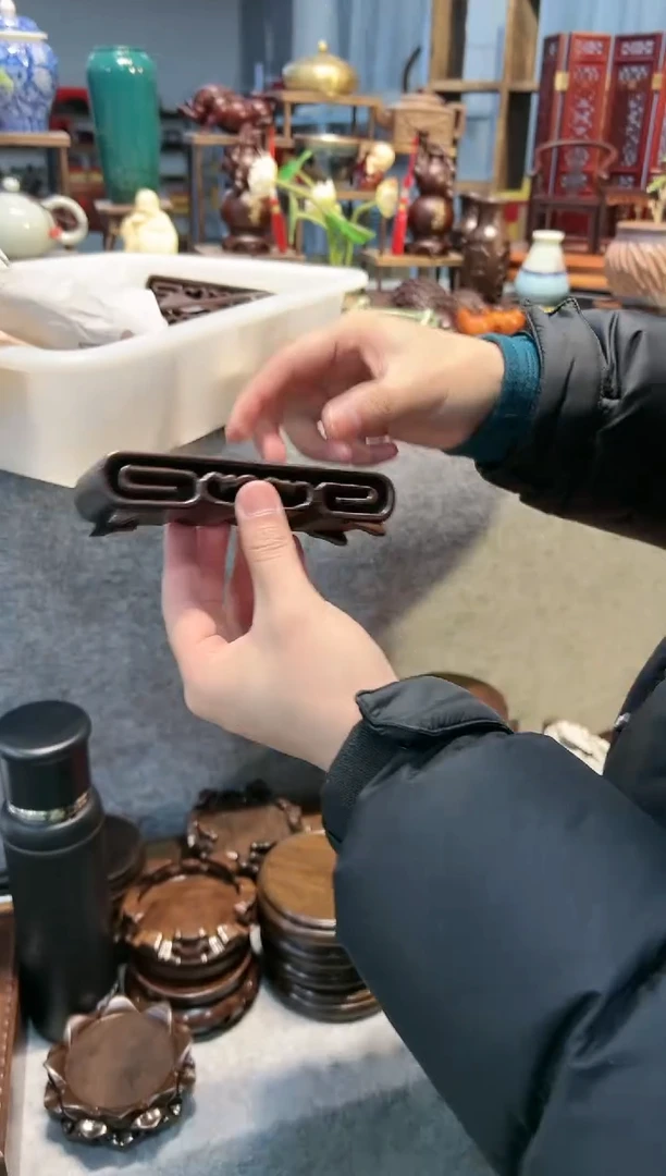 【闪购商品】风车木（黑檀木）镂空书卷底座一个
