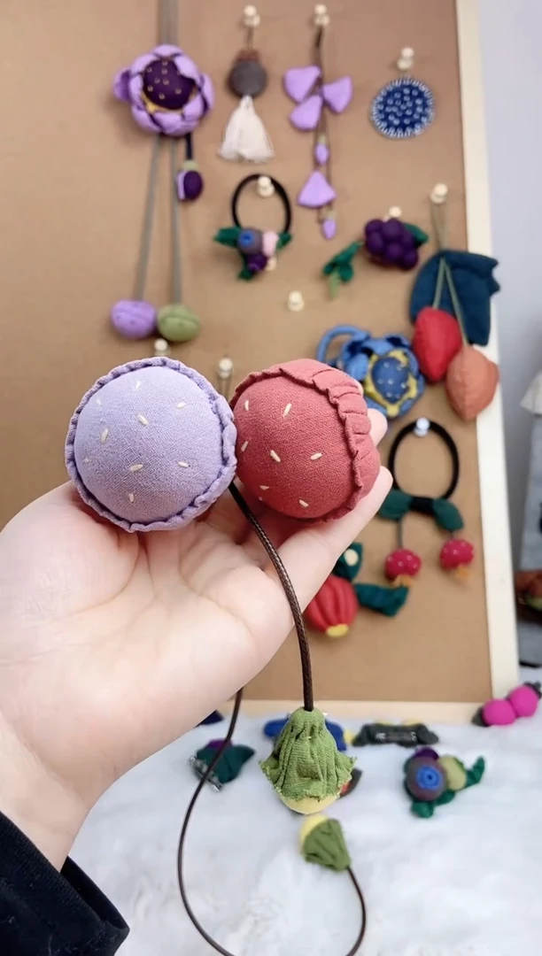 非金属布艺莲蓬包包挂红+紫