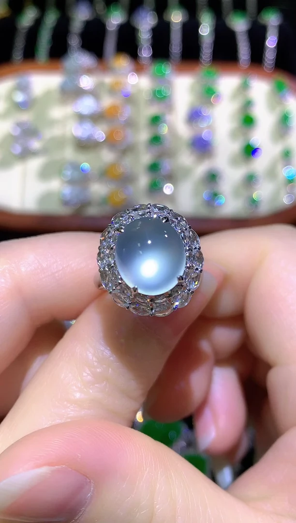 18K金镶嵌戒指翡翠玻璃种炸光蛋面戒指