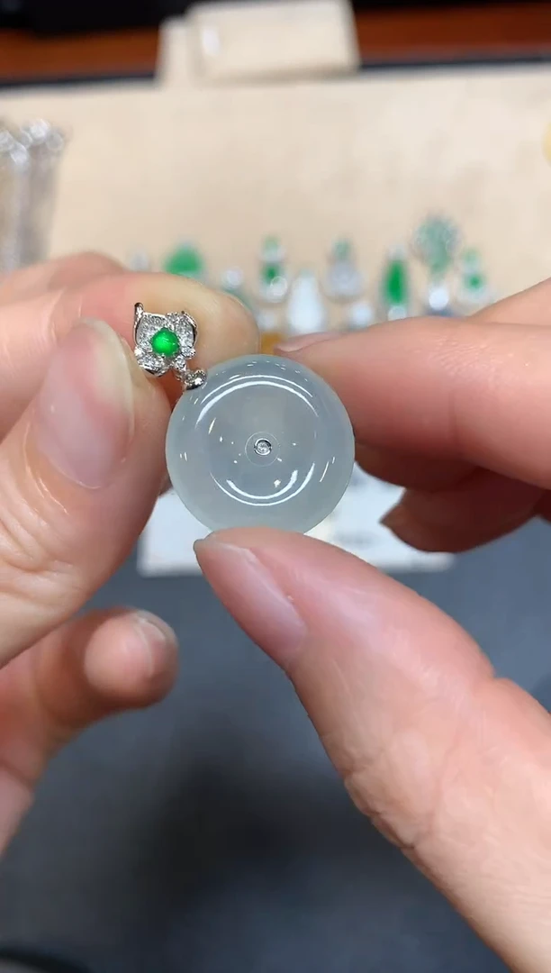 【闪购商品】翡翠颈饰18K金镶嵌平安扣【无服务费