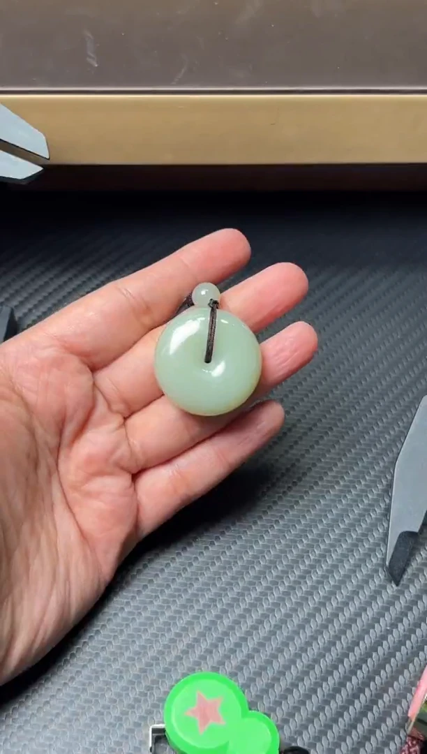 吊坠(赠链)未镶嵌和田玉且末迪克兰二细微色差平安扣