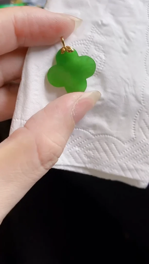 翡翠18K金镶嵌颈饰吊坠