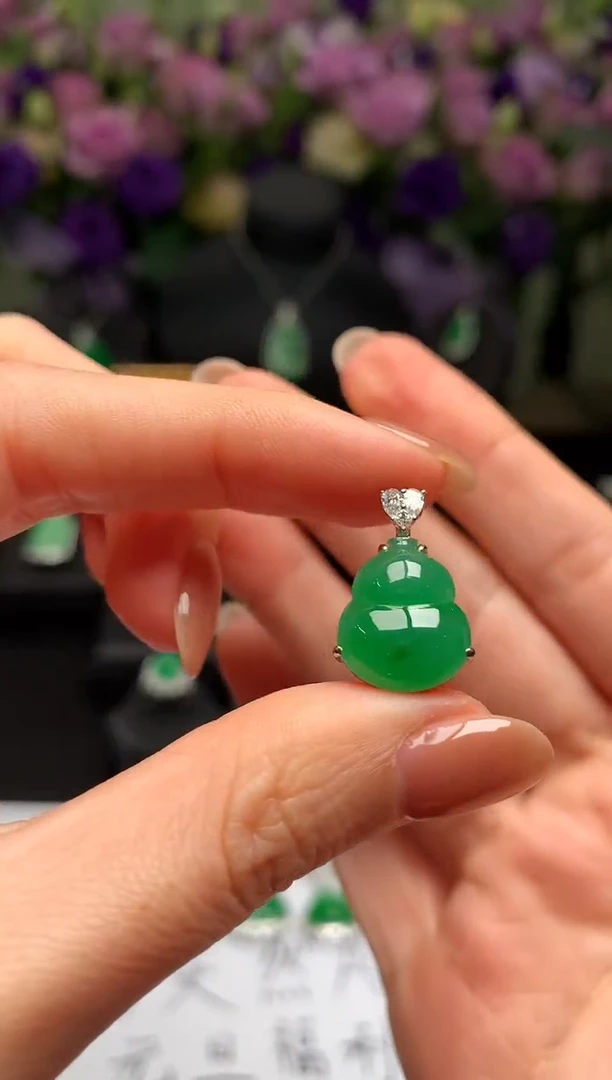 颈饰18K金镶嵌翡翠葫芦