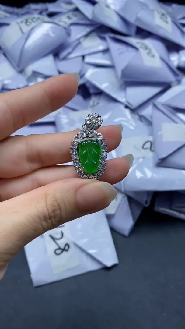 翡翠未镶嵌吊坠(赠链)（加扣头）25