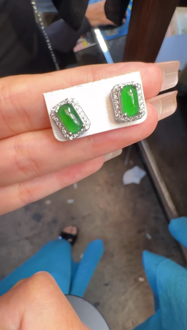 未镶嵌定制翡翠翡翠A货有轻微色差属于正常现象，耳钉多样性发货1