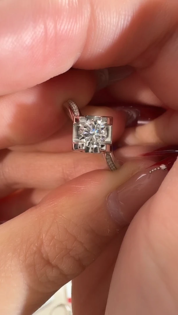 18K金镶嵌戒指/指环钻石4.19g