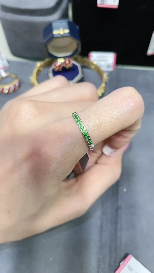 18K金镶嵌沙弗莱戒指
