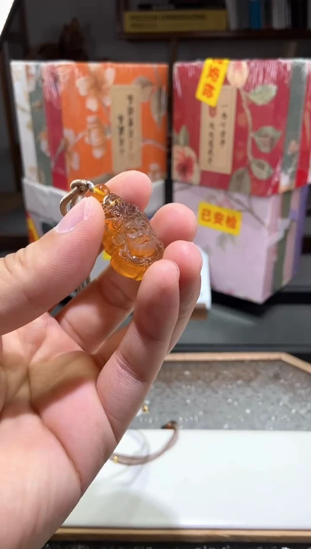琥珀颈饰未镶嵌黄财神