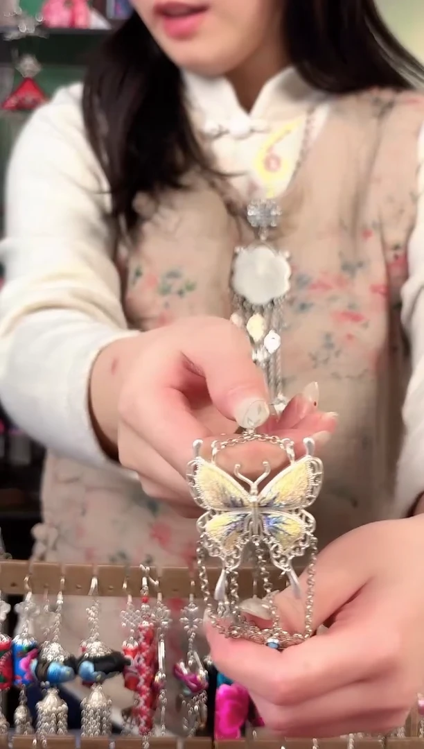 彩云南阁非遗老绣饰品596