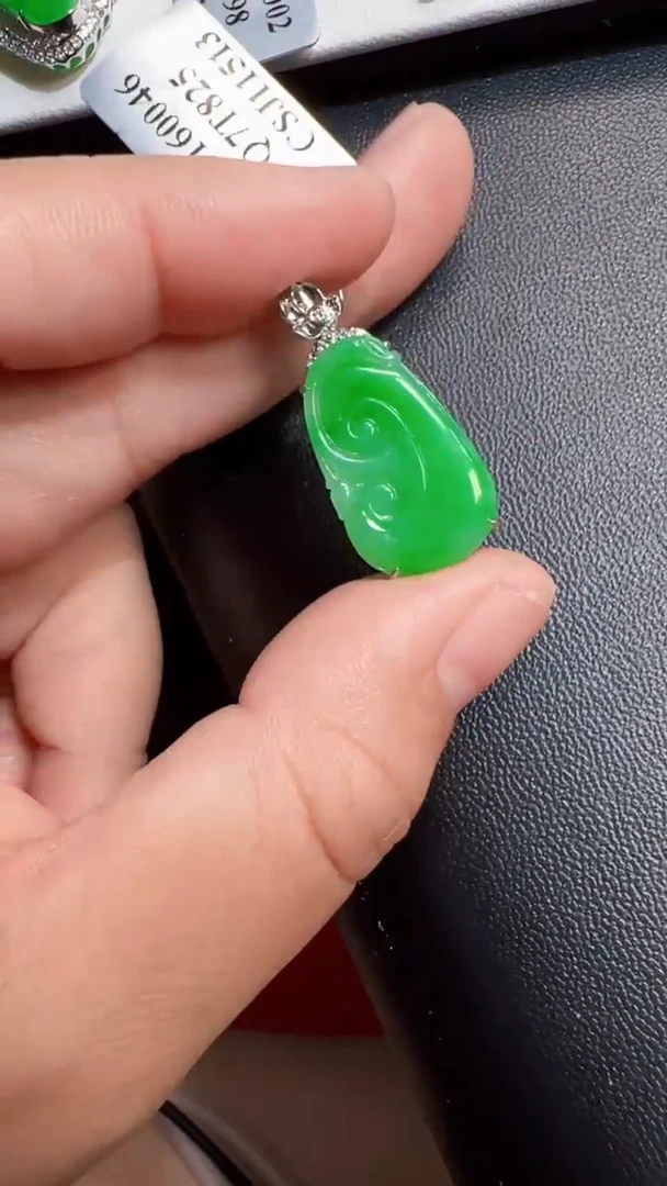 翡翠18K金镶嵌颈饰如意