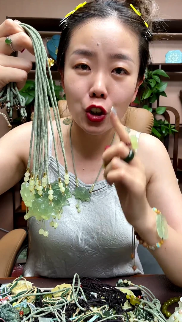 岫玉未镶嵌颈饰多样性发货发其中之一