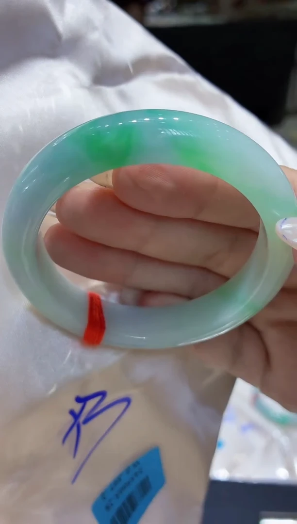 翡翠手镯未镶嵌翡翠手镯