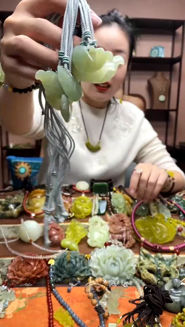未镶嵌岫玉吊坠多样性发货发其中之一